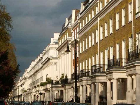 Eton square - Eaton Square. An elegant second floor flat on the market for the first time since 1955. The flat has generous 2.87m ceiling heights, 1,005 sq ft/93.36 sq m plus a lift and porter. Master bedroom with two his/hers en-suite shower rooms and dressing room. Excellent views into the gardens (and tennis court for which use is possible by separate ...